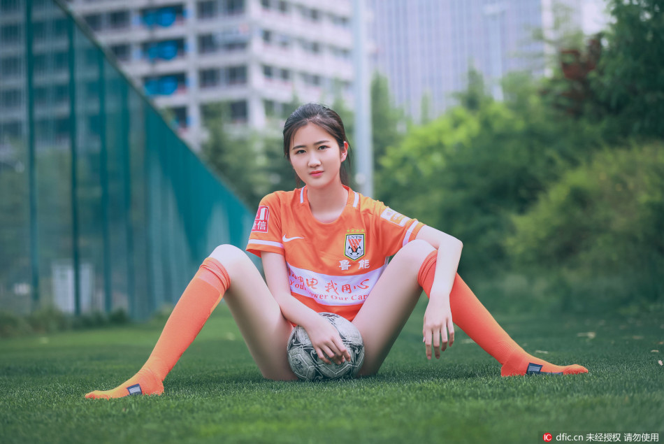 鲁能足球宝贝为什么只穿一条小内内就出镜了?