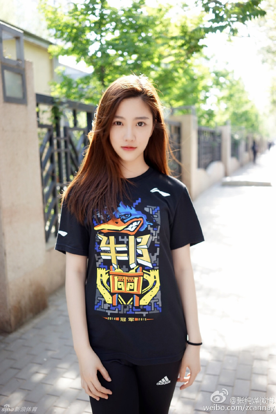 江苏卫视美女主持人偏爱北京男篮 照片美爆了_高清图集_新浪网