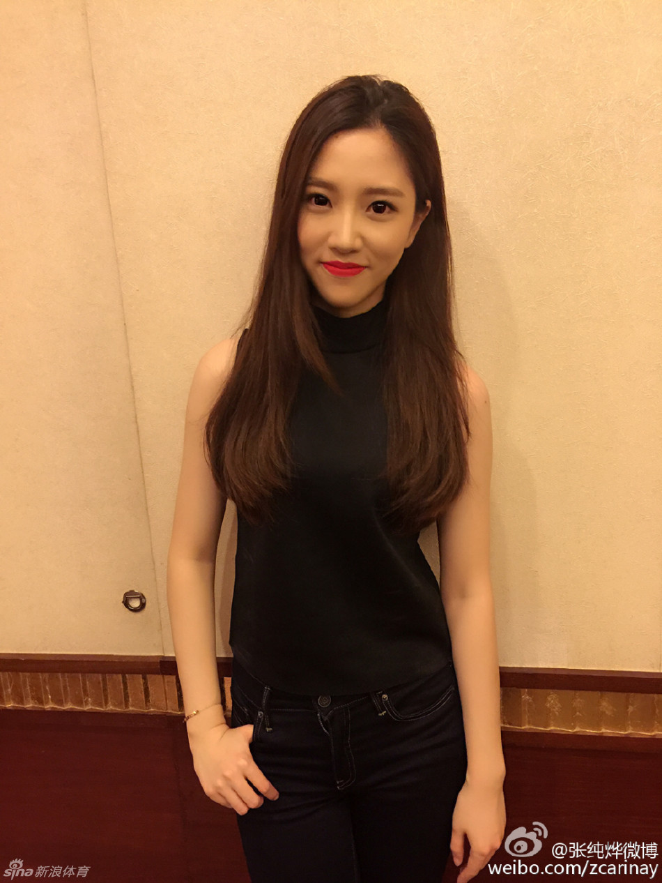 江苏卫视美女主持人张纯烨偏爱北京男篮,穿北京冠军纪念衫与老马微博