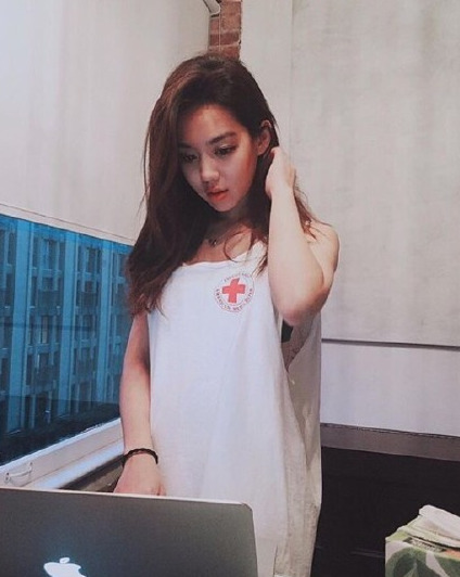 14 / 25 1992出生的韩国女孩金希庭2000年参演电视剧出道,混血气质的