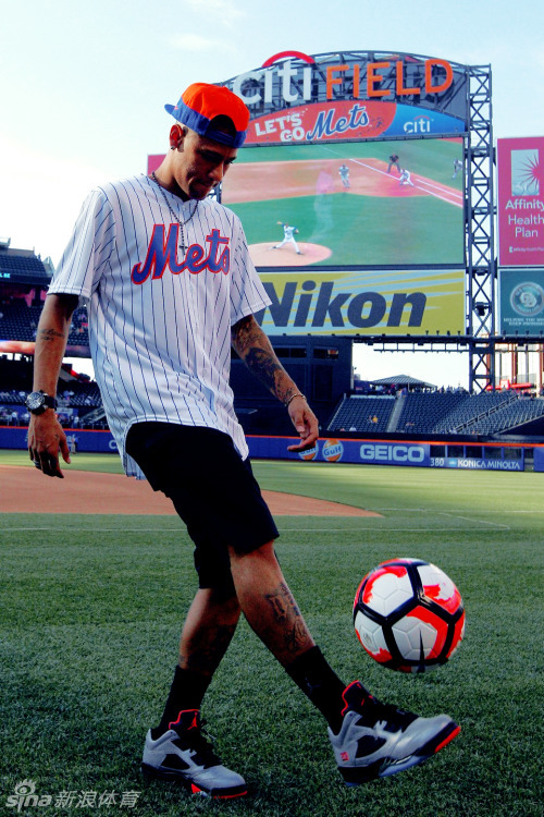 1 / 8 近日,内马尔来到纽约,造访大都会队的花旗球场,自拍颠球不亦