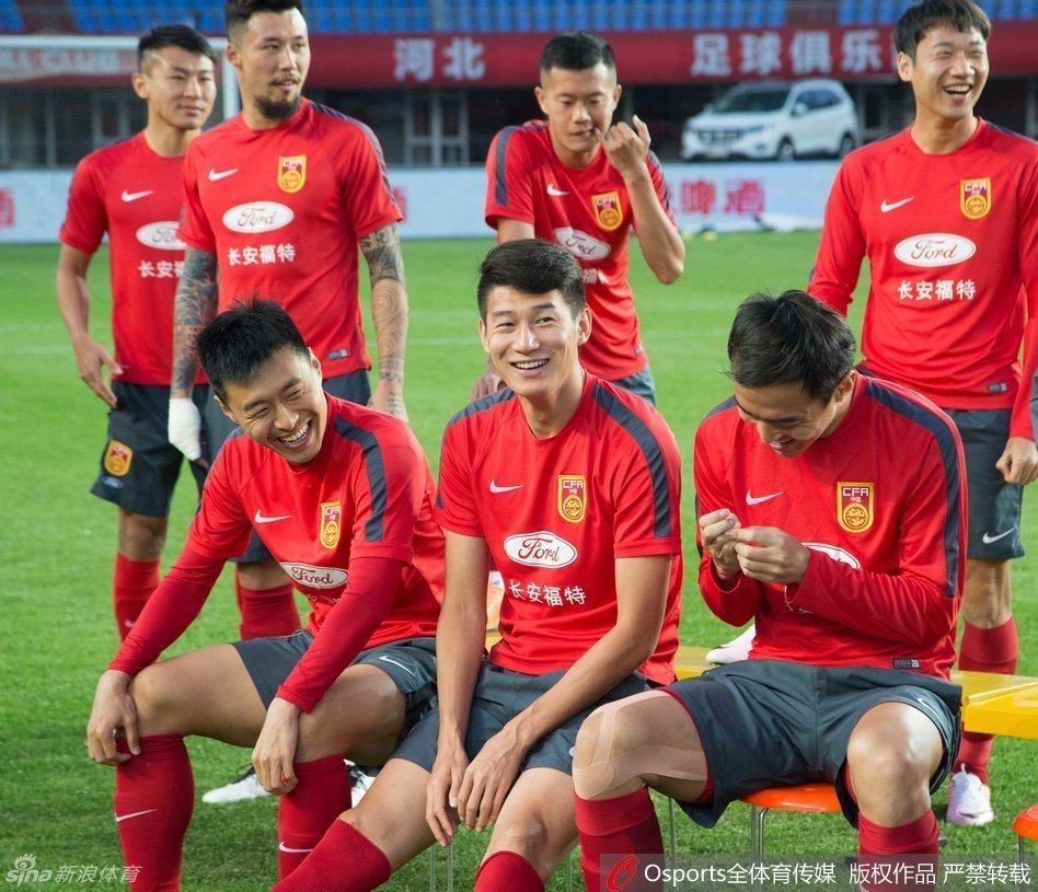 高洪波标准坐姿