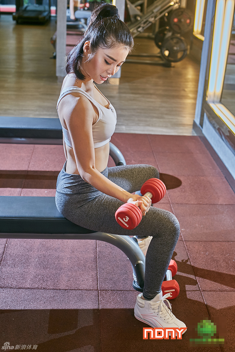 金刚芭比 电臀 美腿组合? 网友:已成她们球迷_高清图集_新浪网