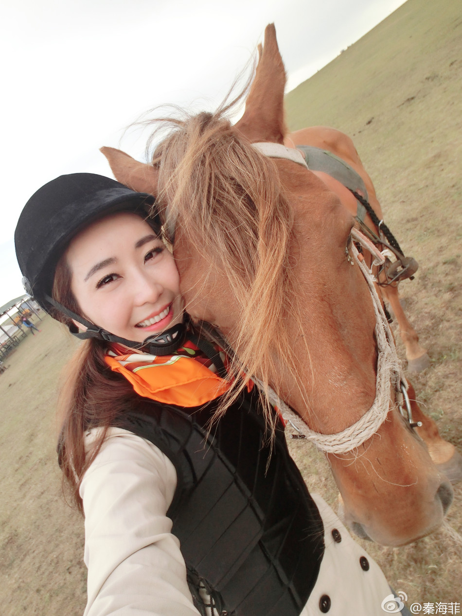 美女草原大海边骑马