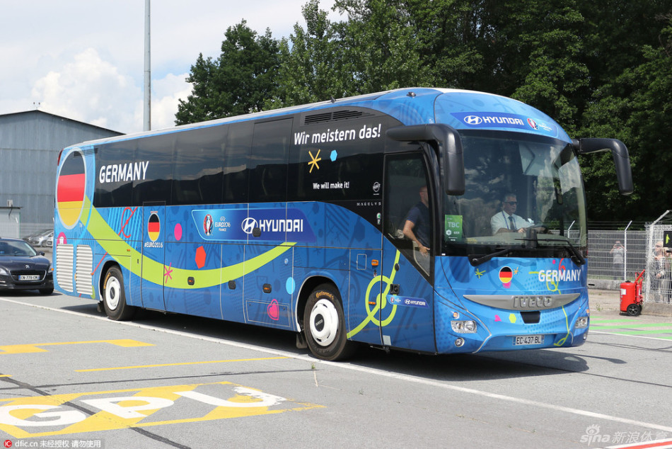 欧洲杯诸强球队大巴盘点_高清图集_新浪网