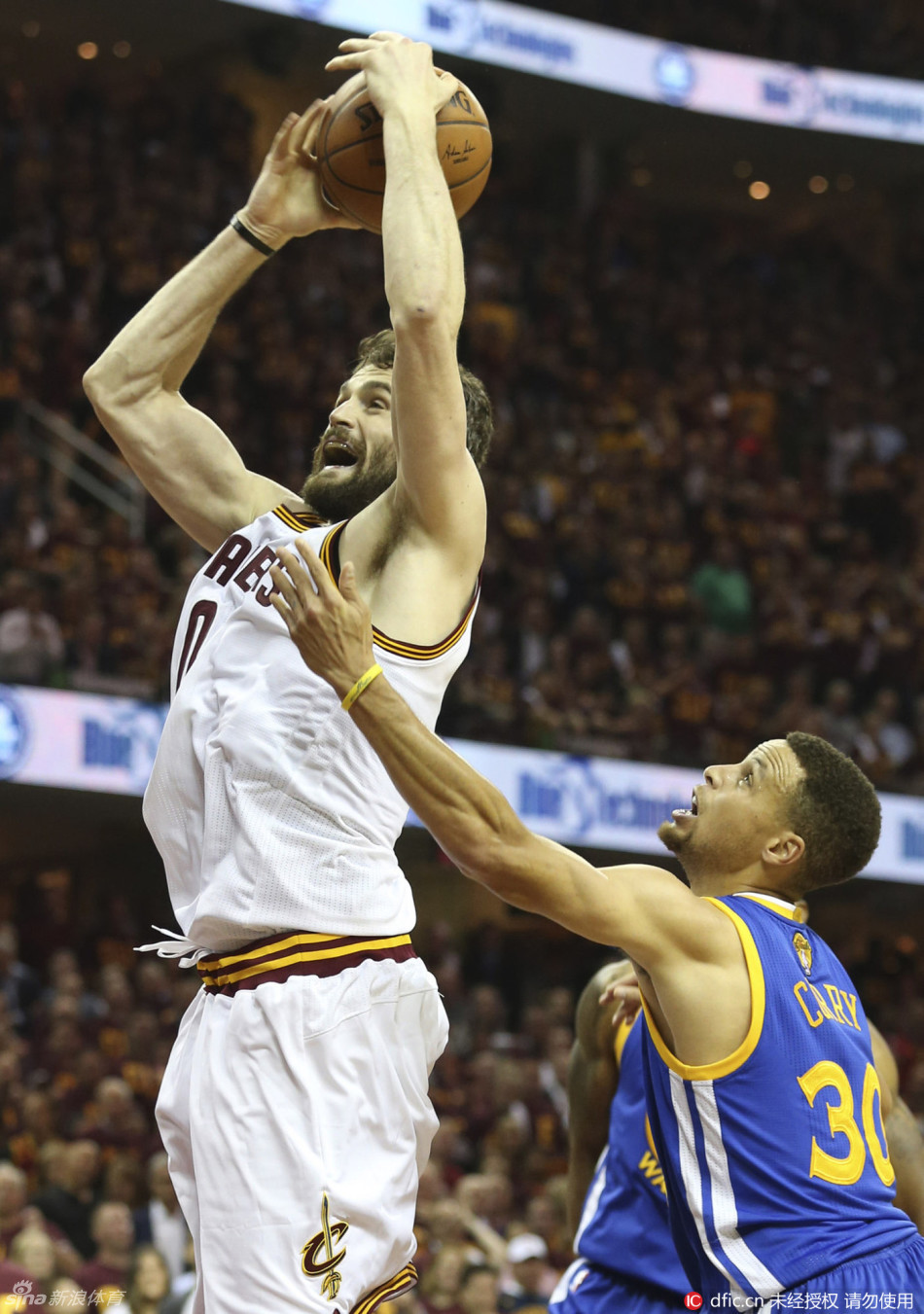 勇士方面,水花兄弟火力全开,库里状态回暖,全场飙进7记三分,全场拿下