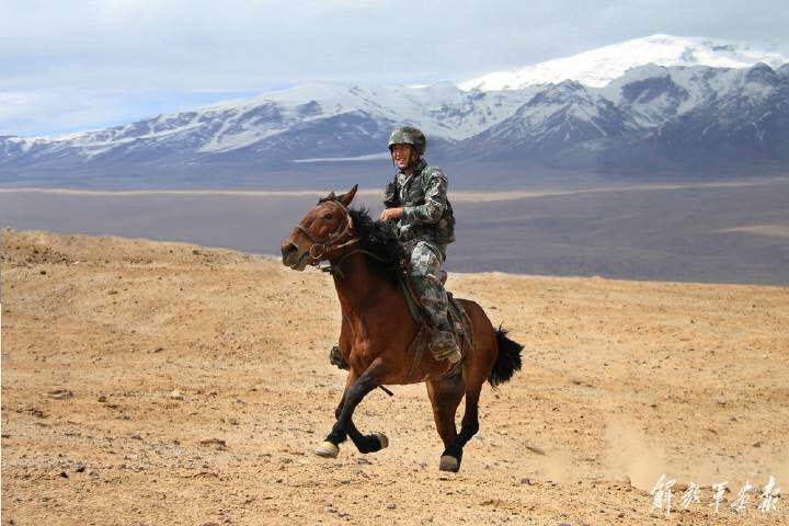 边防官兵高原骑马巡逻_高清图集_新浪网