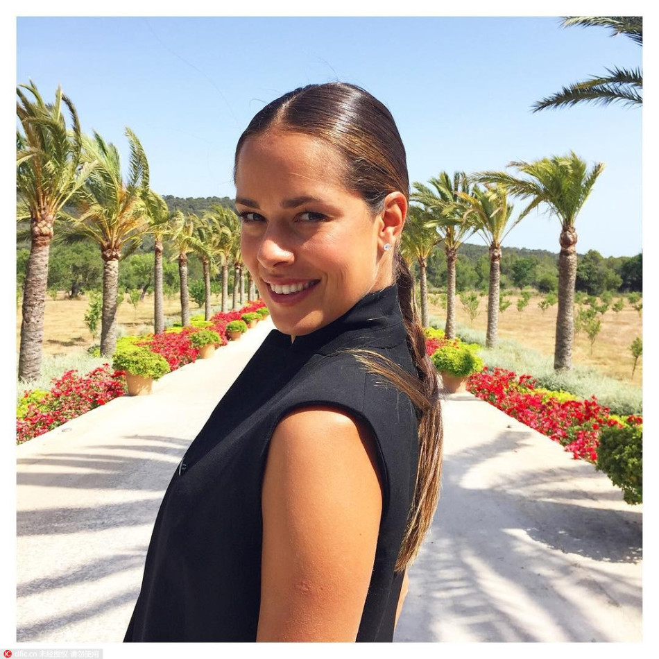 2016欧洲杯太太团巡礼:施魏因施泰格女友伊万诺维奇.