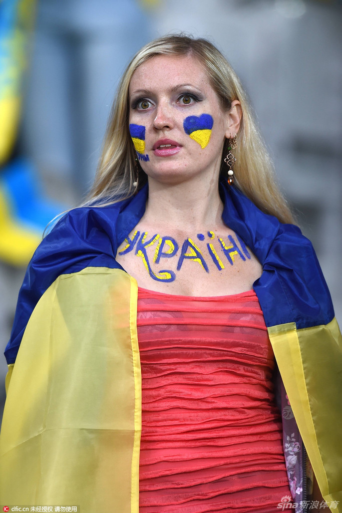 乌克兰美女球迷助威球队