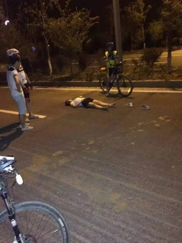 女子夜跑被专业骑行自行车撞倒当场死亡