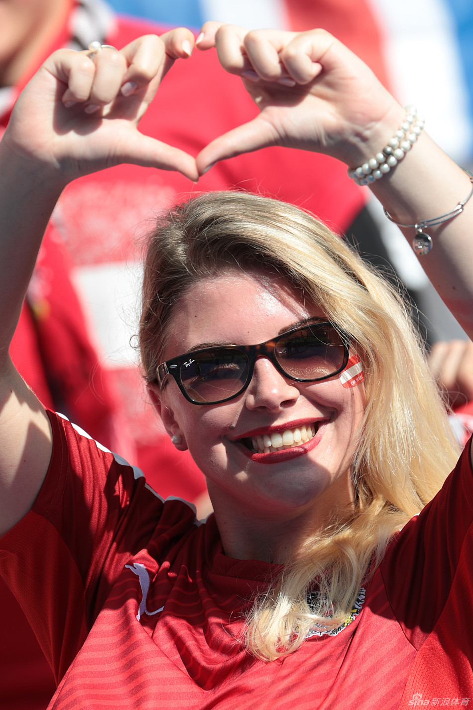 冰岛奥地利球迷激情助威_高清图集_新浪网