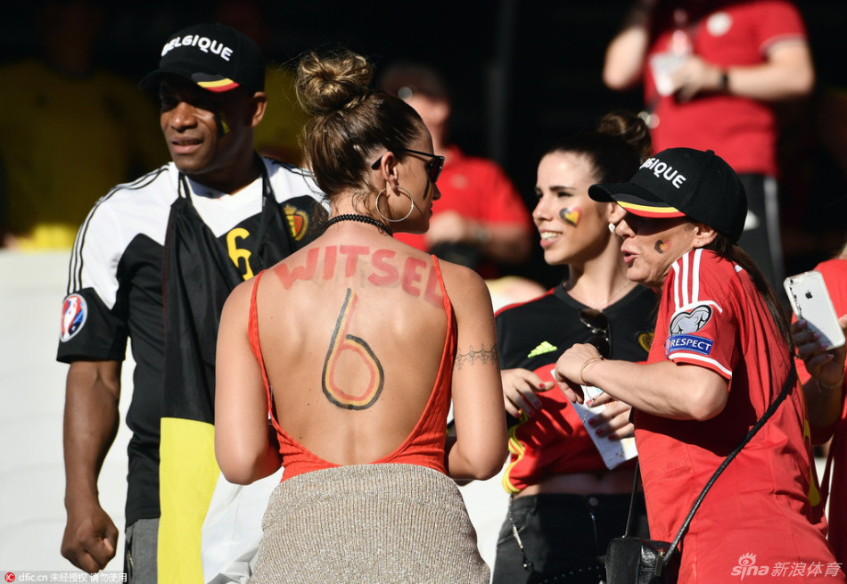 维特塞尔娇妻性感露美背