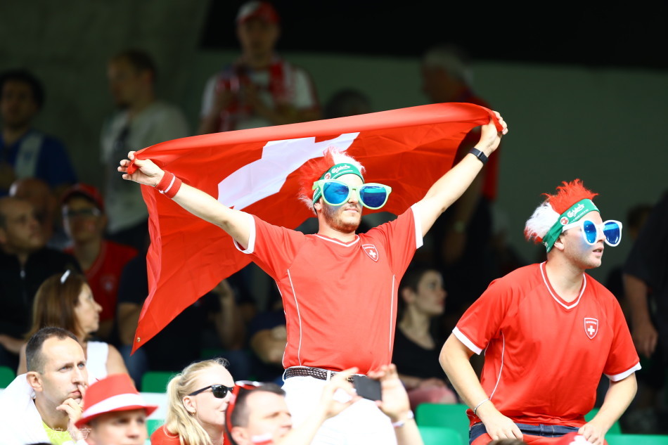 新浪直击瑞士波兰球迷赛前助威_高清图集_新浪网