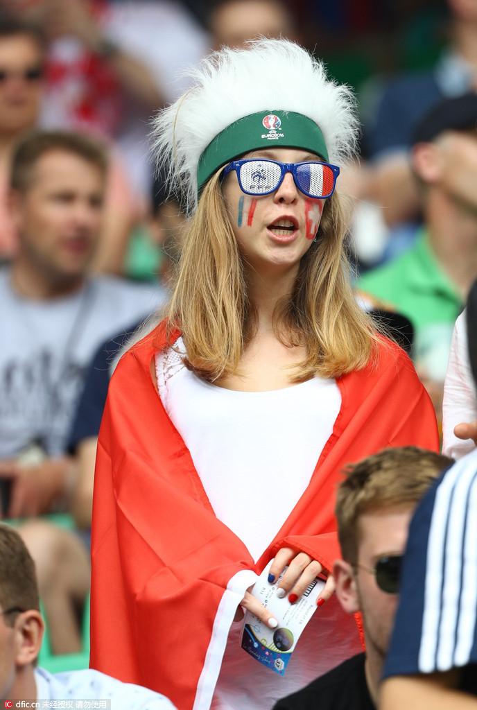 欧洲杯淘汰赛首日美女球迷