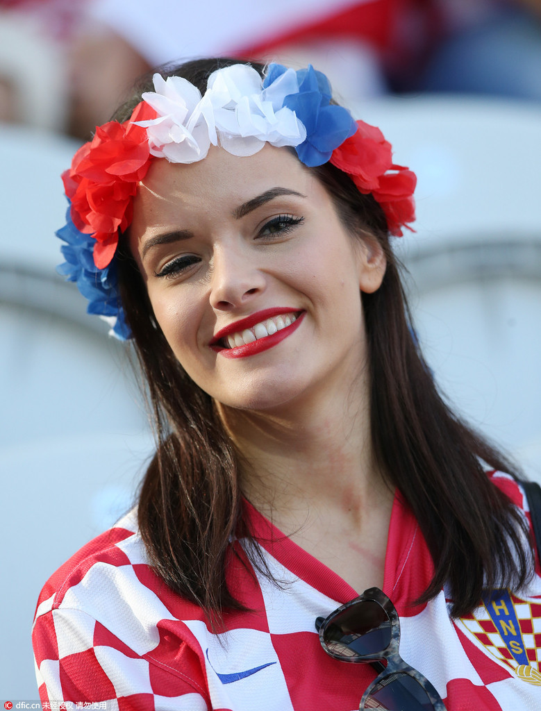 欧洲杯淘汰赛首日美女球迷