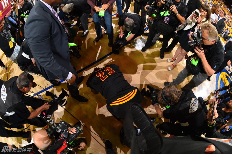 骑士4-3逆转首夺nba总冠军 詹姆斯喜极而泣
