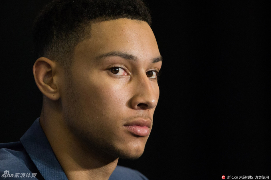 北京时间6月25日,76人举行新闻发布会,状元西蒙斯手持25号球衣亮相.