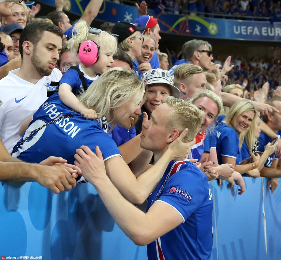 欧洲杯爱意浓球员拥吻娇妻