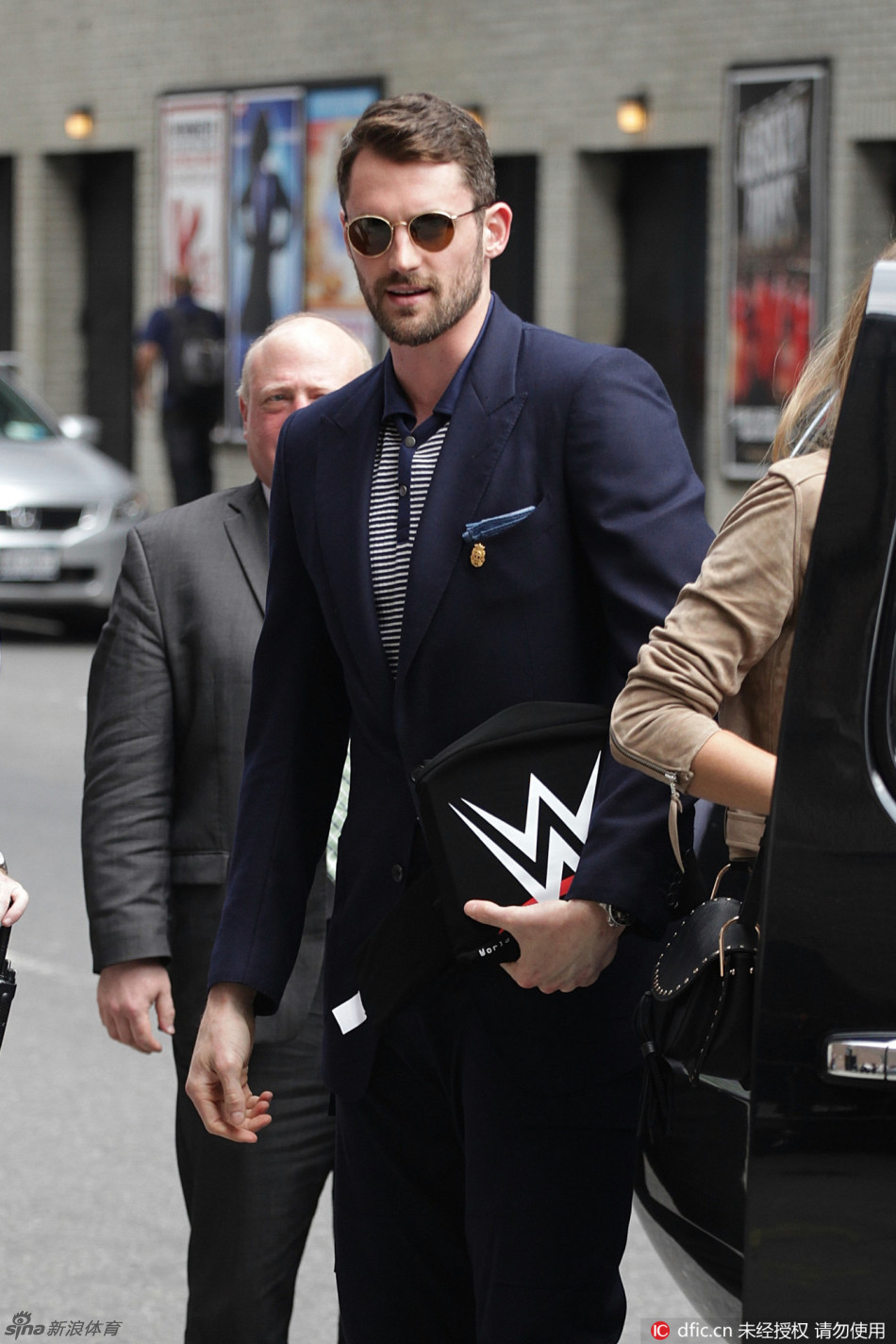 美国纽约,骑士球星凯文-勒夫参与夜间脱口秀录制,西装墨镜尽显潮男