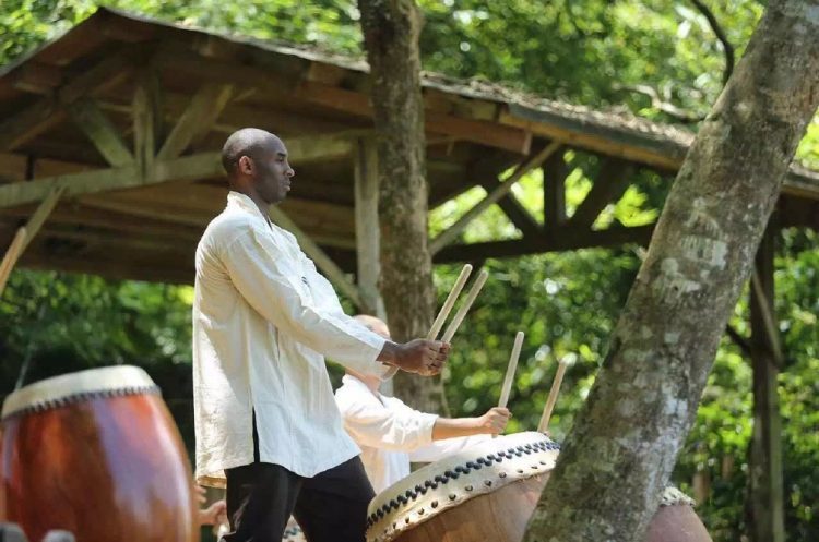 科比身披道袍现身台湾静心修禅