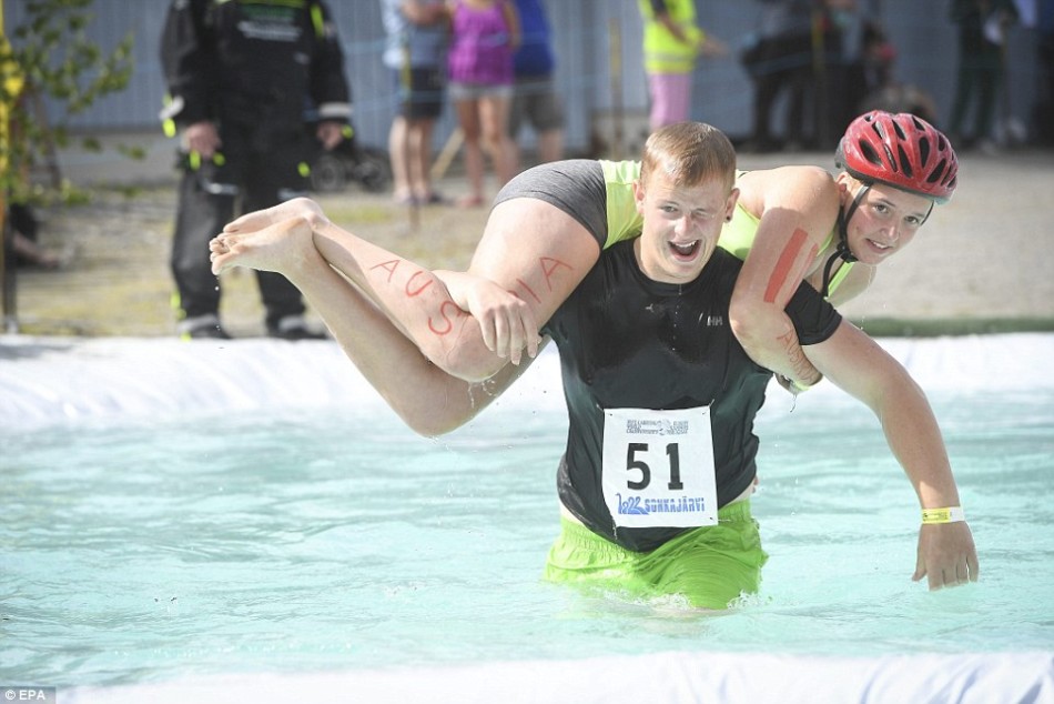 芬兰办"扛老婆"赛跑