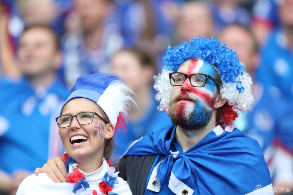 冰岛呆萌小球迷助威球队