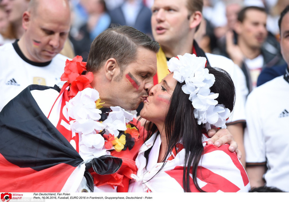 国际接吻日欧洲杯球迷一言不合就接吻