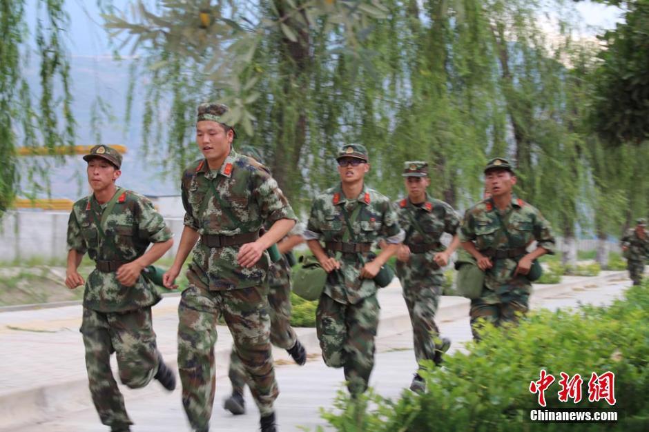 甘肃兵哥哥跑步挥汗如雨_高清图集_新浪网