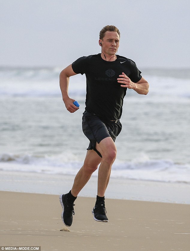 抖森携保镖海边跑步 猛男大秀肌肉_高清图集_新浪网