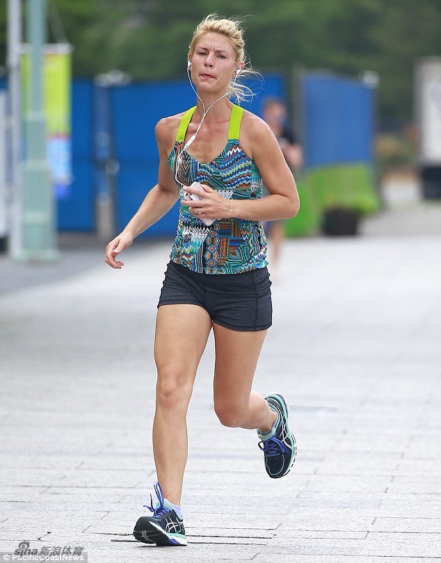 《国土安全》女主角街头跑步 波涛汹涌吸引眼球_高清图集_新浪网