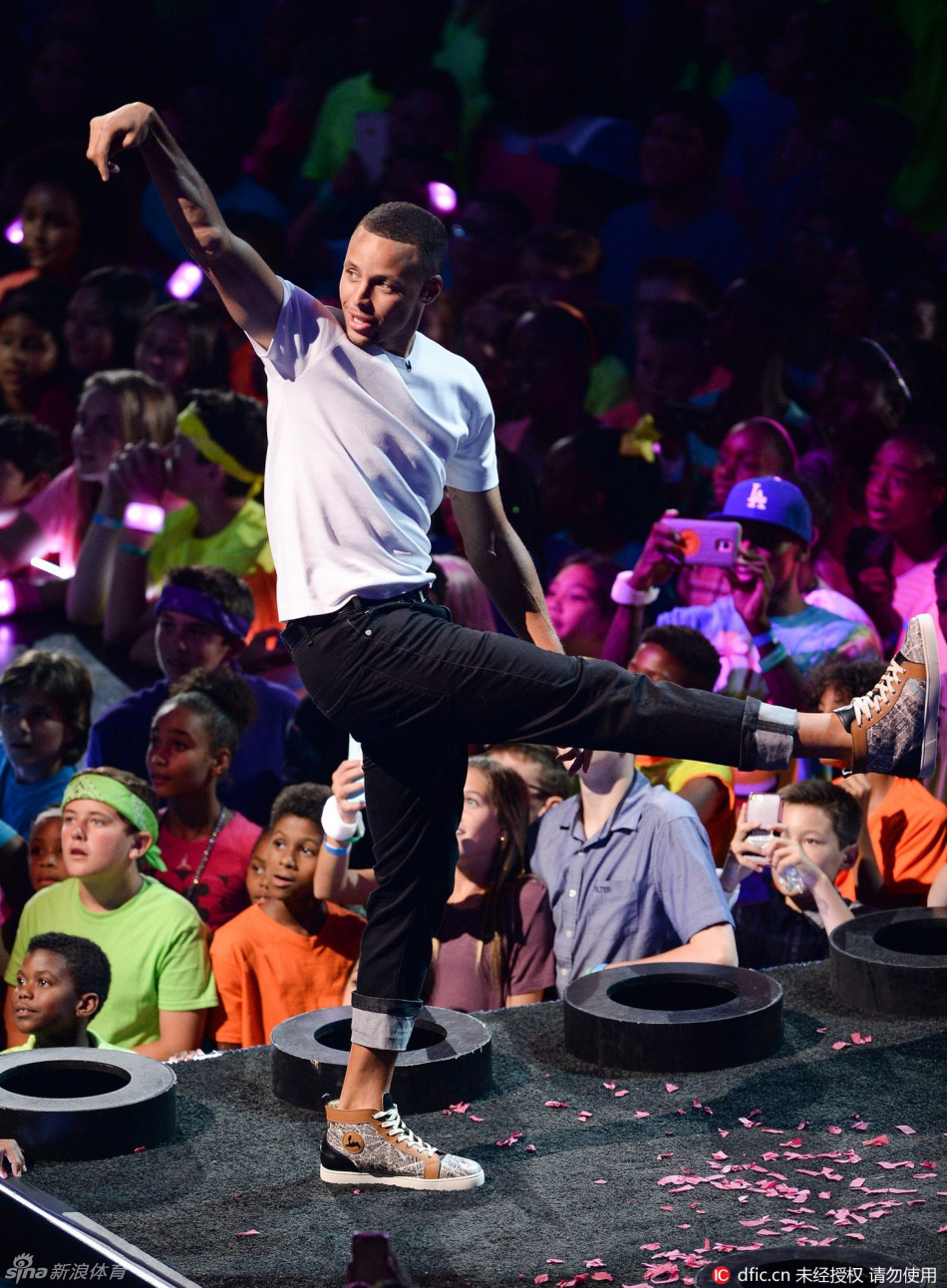 科比被泼漆变身小金人_高清图集_新浪网