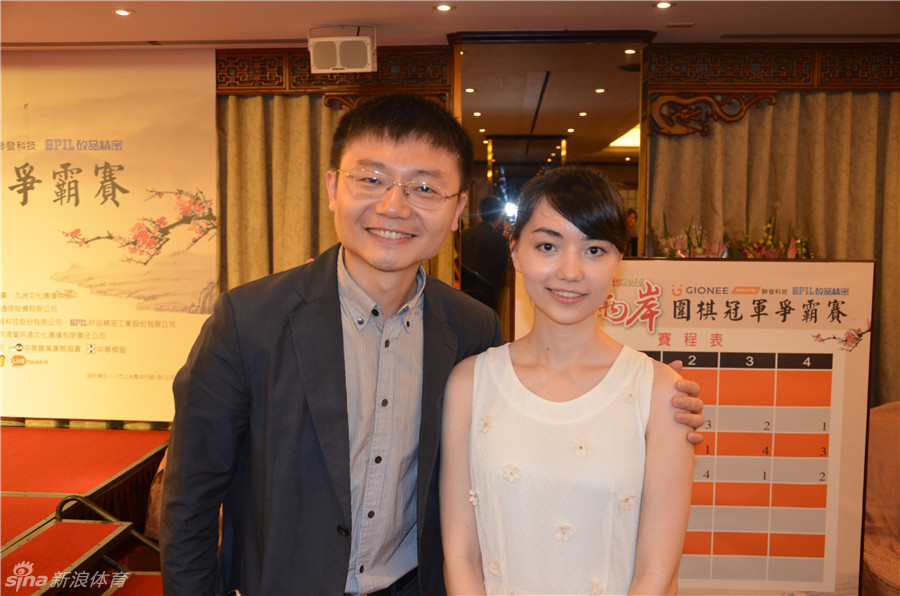 黑嘉嘉为柯洁献花_高清图集_新浪网