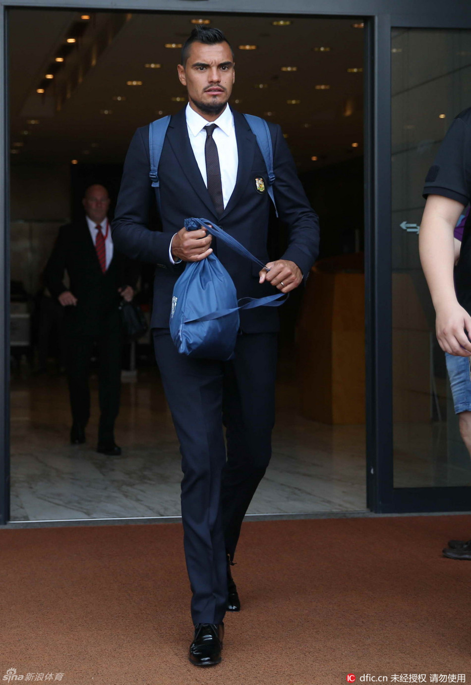 曼联抵沪众将西装亮相帅气十足_高清图集_新浪网