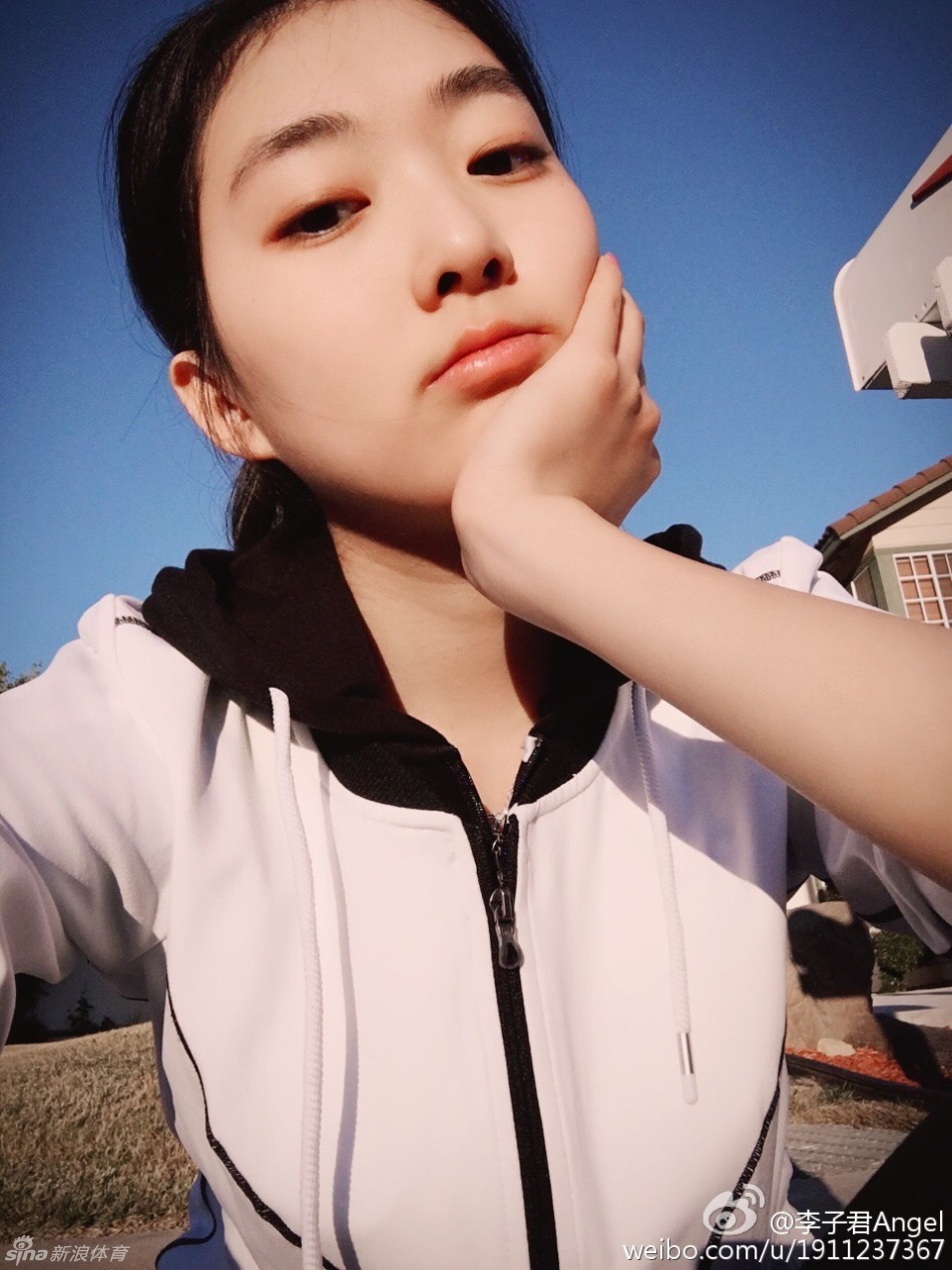 近日,中国花样滑冰运动员李子君在微博晒出自拍美照.