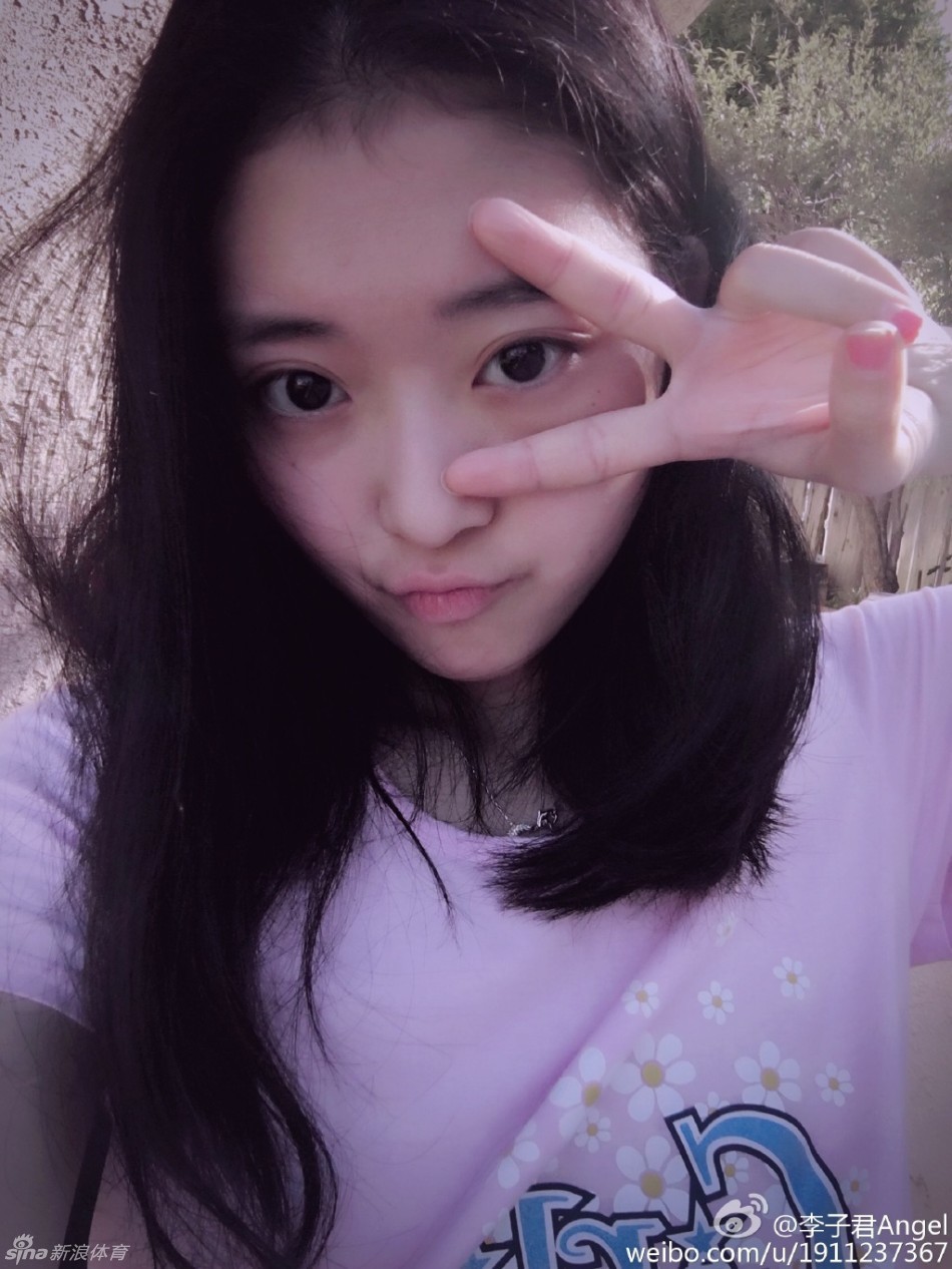 近日,中国花样滑冰运动员李子君在微博晒出自拍美照.