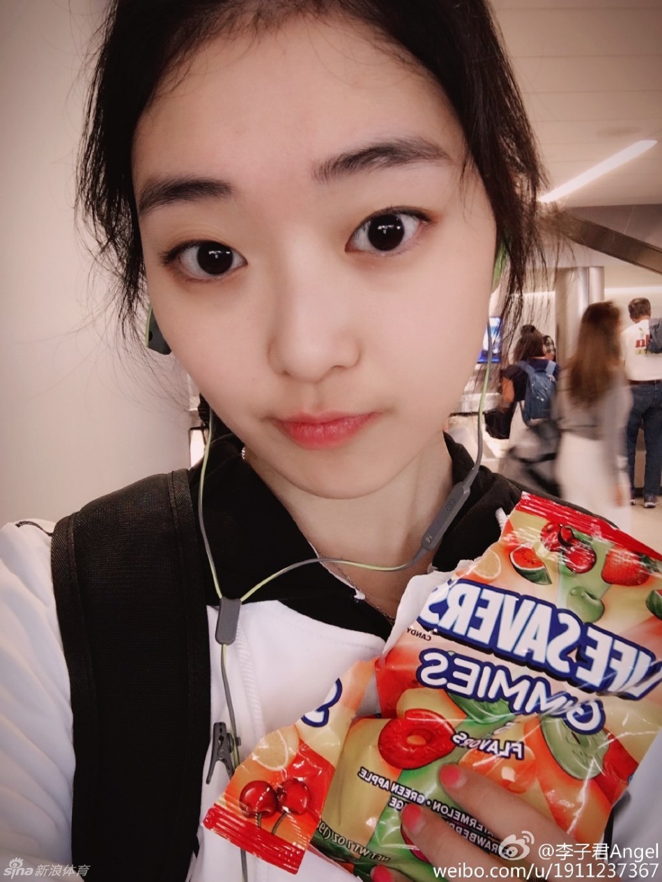 近日,中国花样滑冰运动员李子君在微博晒出自拍美照.