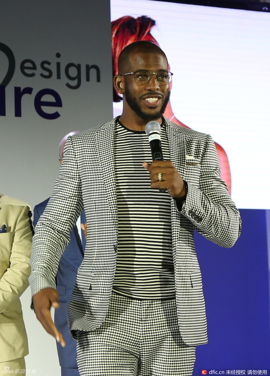 保罗出席晚宴斑点西装帅气十足_高清图集_新浪网