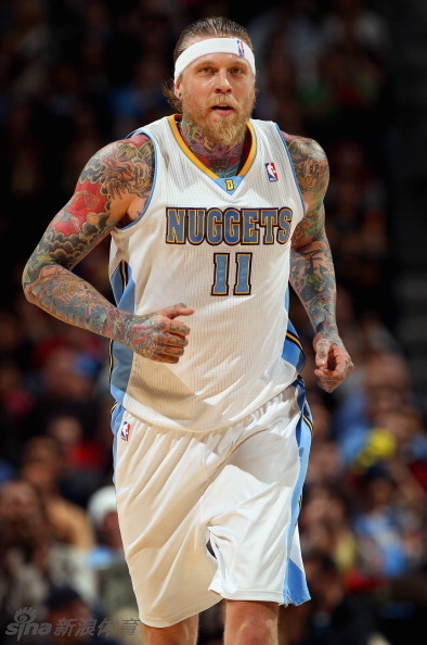 nba球星杜兰特最近在自己的左腿上弄了一大片新纹身,纹身在nba球员