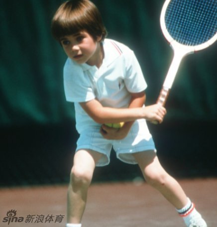 网坛众球星近日在推特上晒出童年萌照,包括费德勒,迪米特洛夫,张帅和