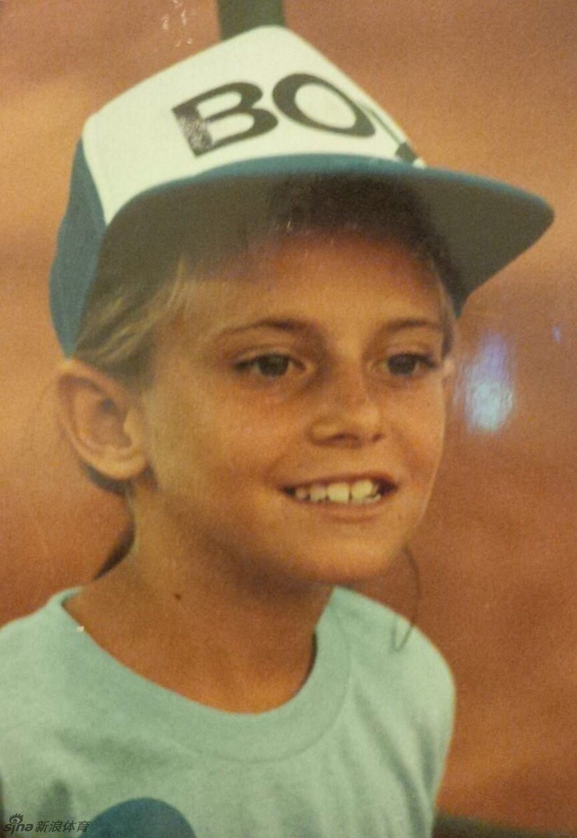网坛众球星近日在推特上晒出童年萌照,包括费德勒,迪米特洛夫,张帅和
