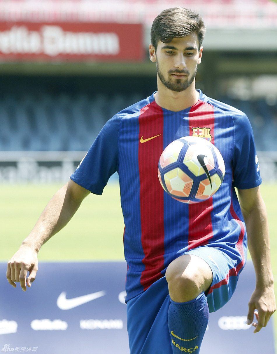 安德烈戈麦斯身穿巴萨队服亮相_高清图集_新浪网