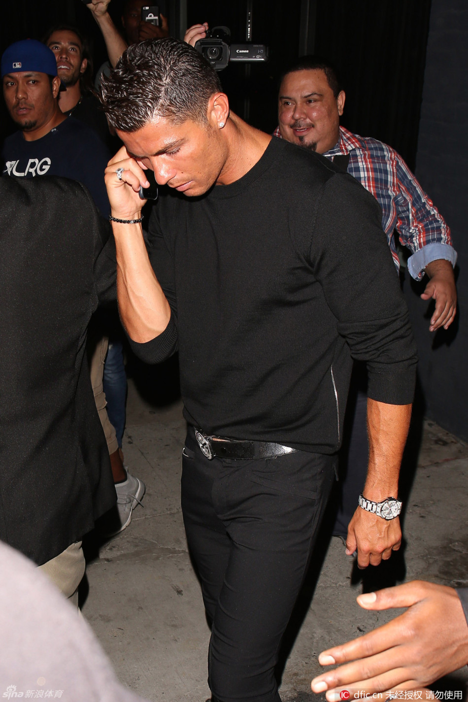 c罗一身黑衣夜店泡吧不失帅气_高清图集_新浪网