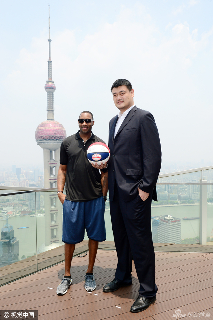 麦迪与球迷合影