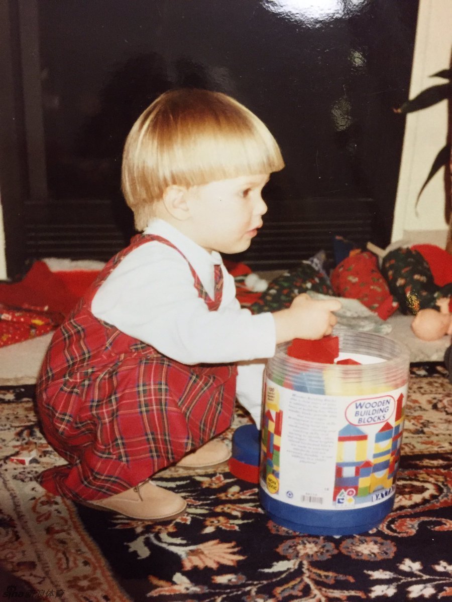 北京时间7月24日消息 网坛众球星近日在推特上晒出童年萌照,包括