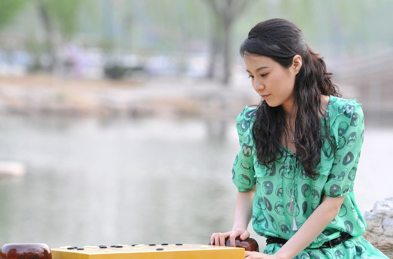 围棋美女陈盈,职业初段,活跃荧幕的围棋美女主持.