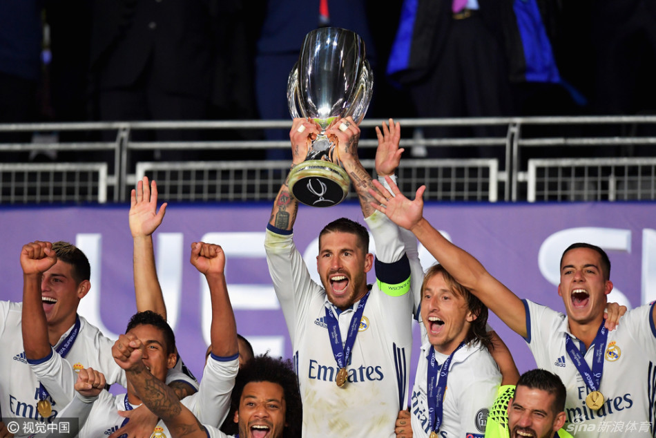 皇马夺欧洲超级杯颁奖仪式_高清图集_新浪网