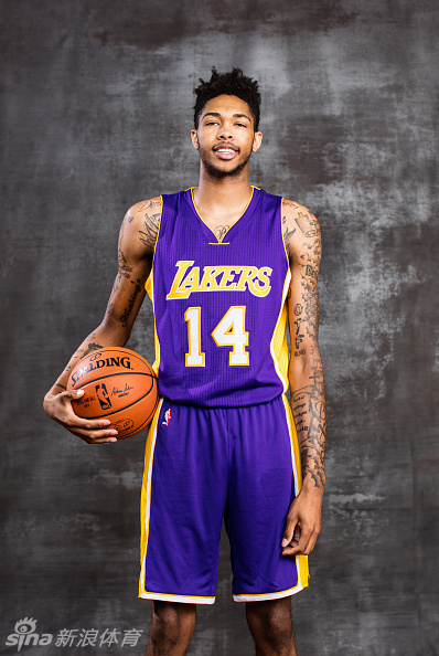 近日,2016届nba新秀拍摄了球衣定妆照.