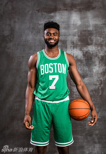 近日,2016届nba新秀拍摄了球衣定妆照.