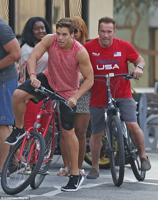 69岁施瓦辛格和儿子骑车秀肌肉_高清图集_新浪网