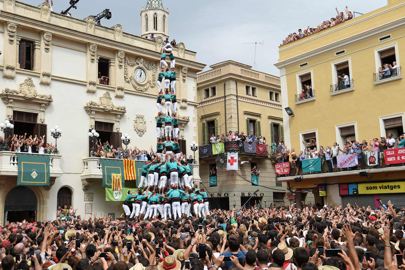 西班牙加泰罗尼亚民众叠人塔庆传统节日
